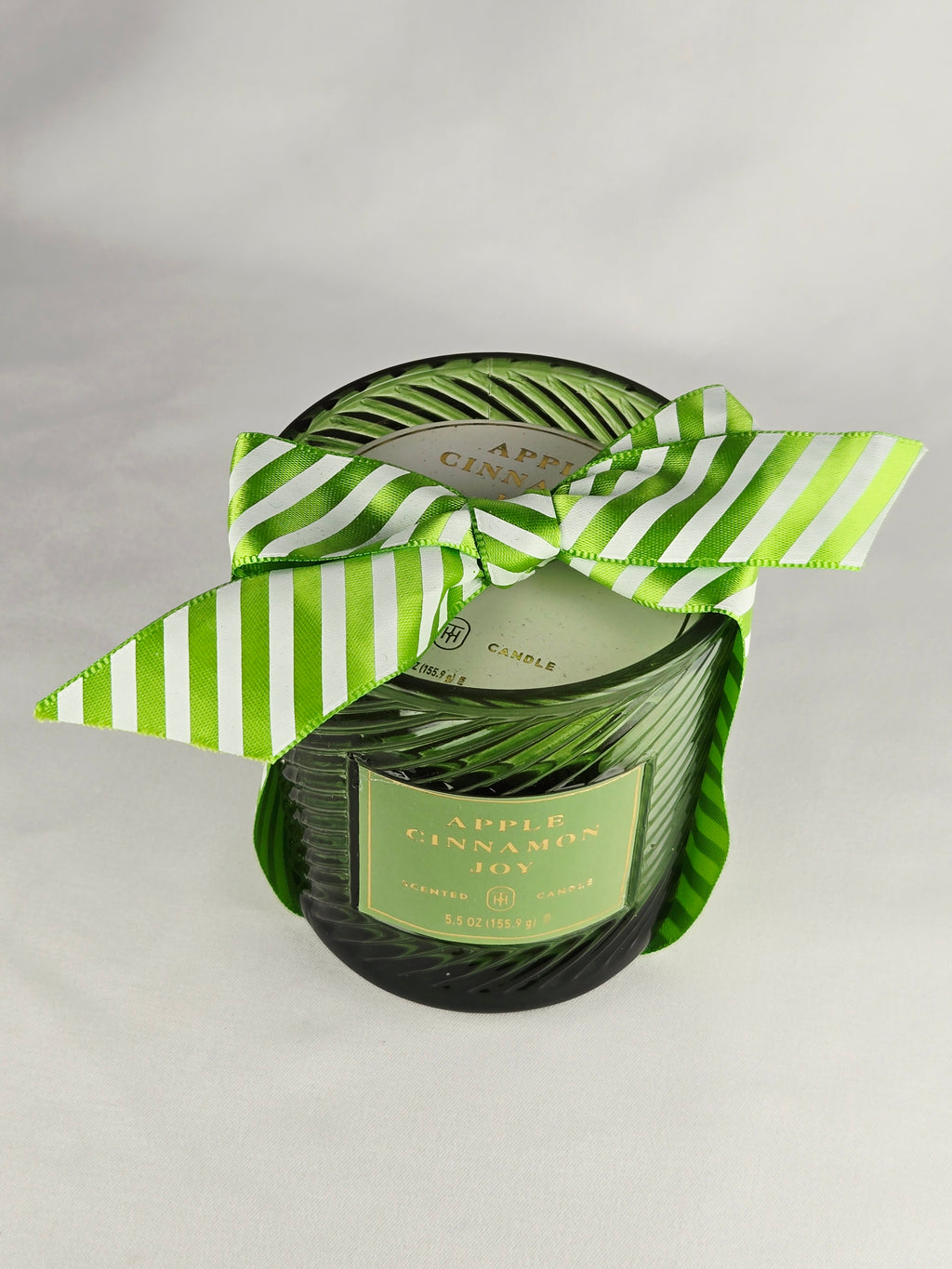 Apple Cinnamon Joy Candle – Cozy Orchard Spice in Swirled Green Glass
