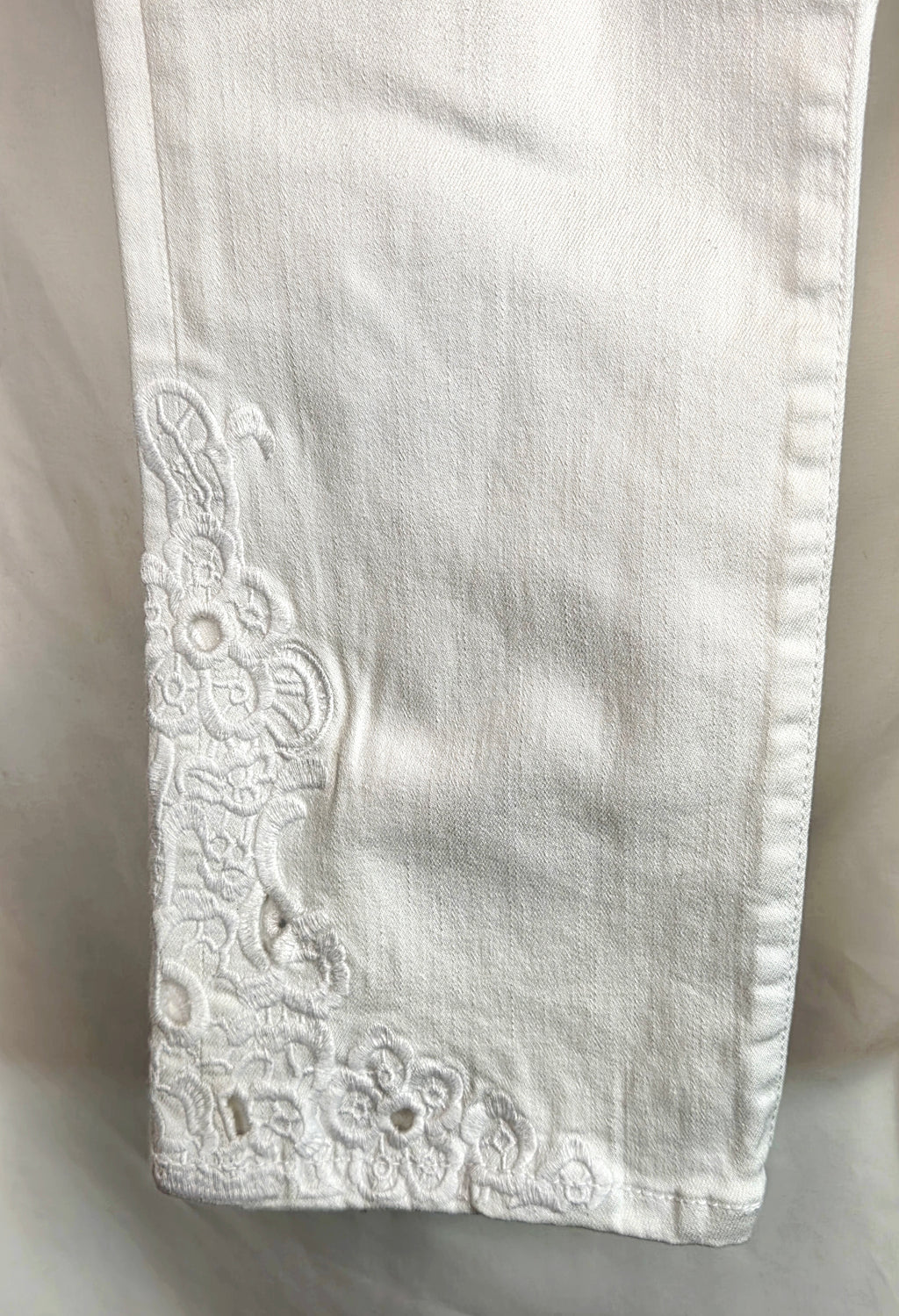 INC International Concepts White Floral Embroidered Straight Leg Crop Jeans Size 6 NWT