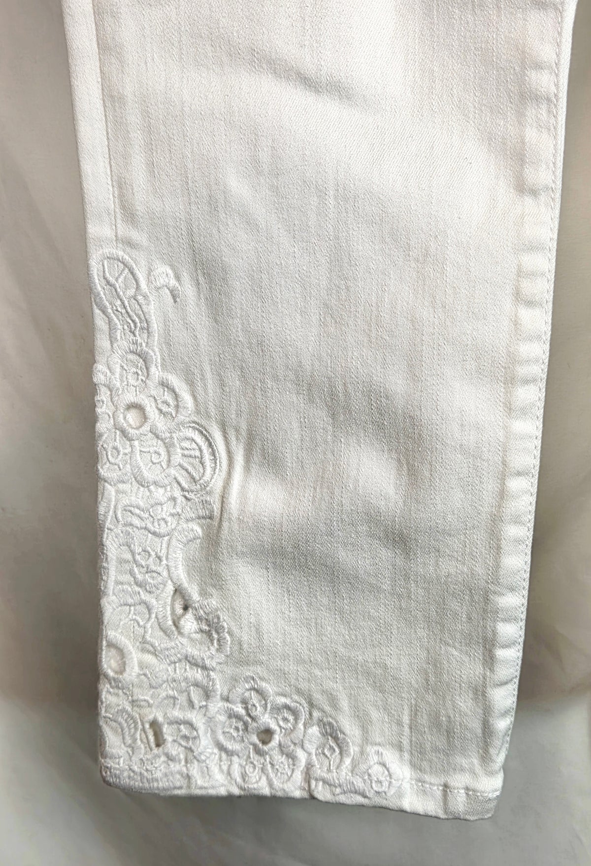 INC International Concepts White Floral Embroidered Straight Leg Crop Jeans Size 6 NWT