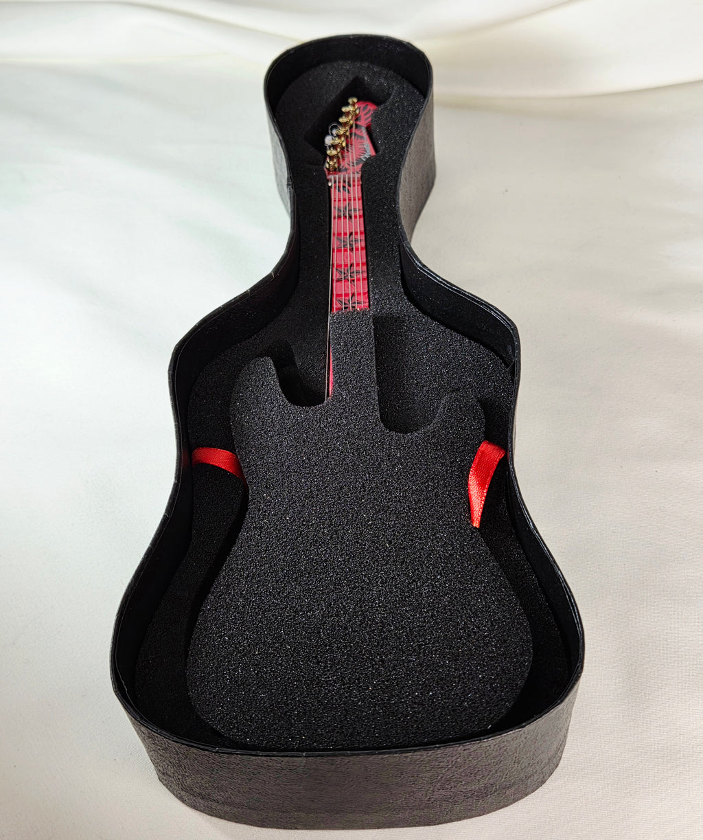 2010 Fender GuitarMania Serpent Rose Miniature Stratocaster Westland United Way Case