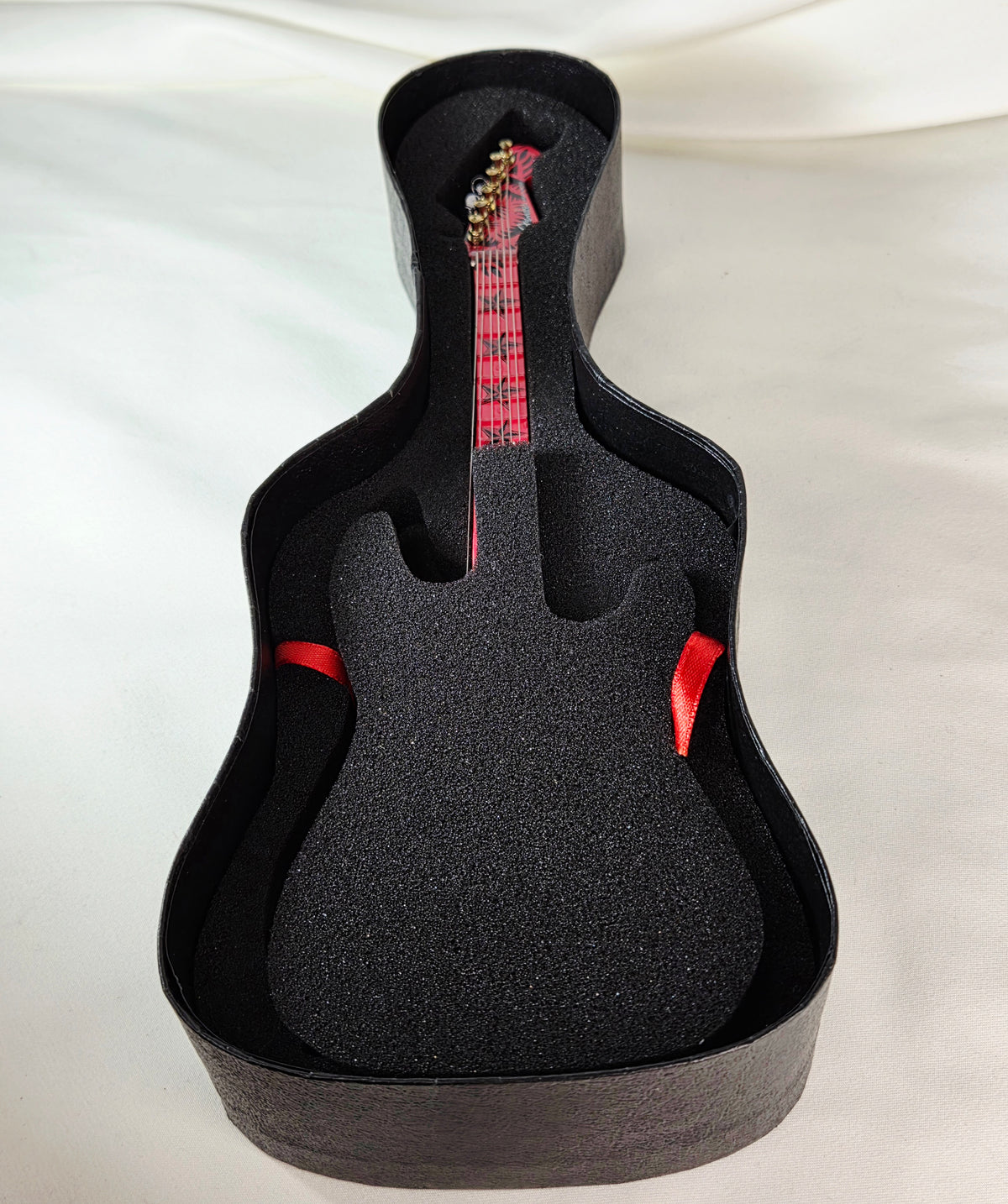 2010 Fender GuitarMania Serpent Rose Miniature Stratocaster Westland United Way Case
