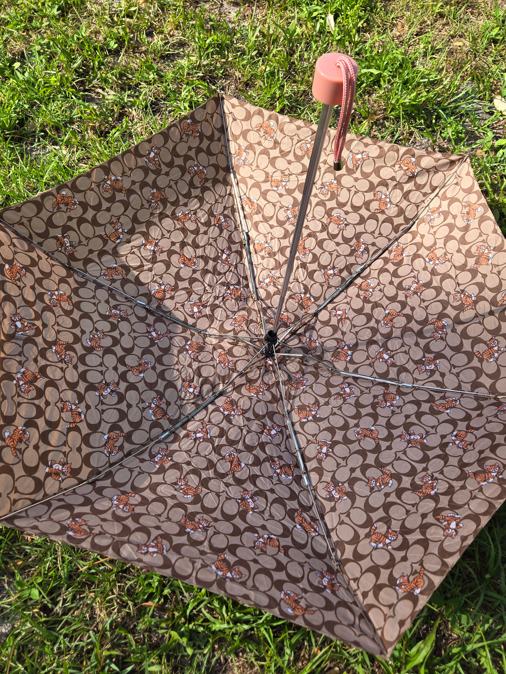 Coach Signature Orange Cat Print Compact Folding Umbrella – Brown Monogram Travel Umbrella with Wrist Strap
