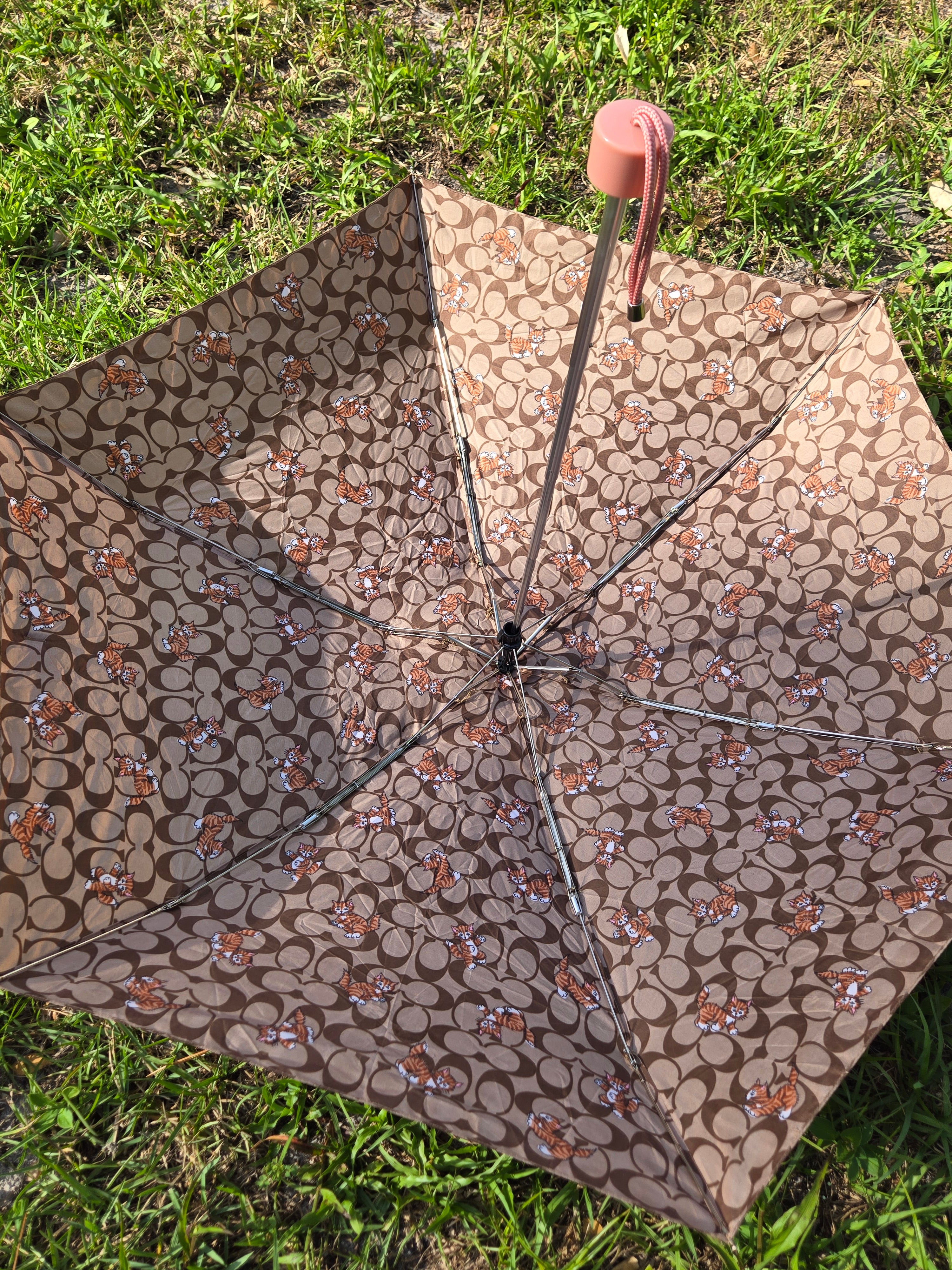 Coach Signature Orange Cat Print Compact Folding Umbrella – Brown Monogram Travel Umbrella with Wrist Strap